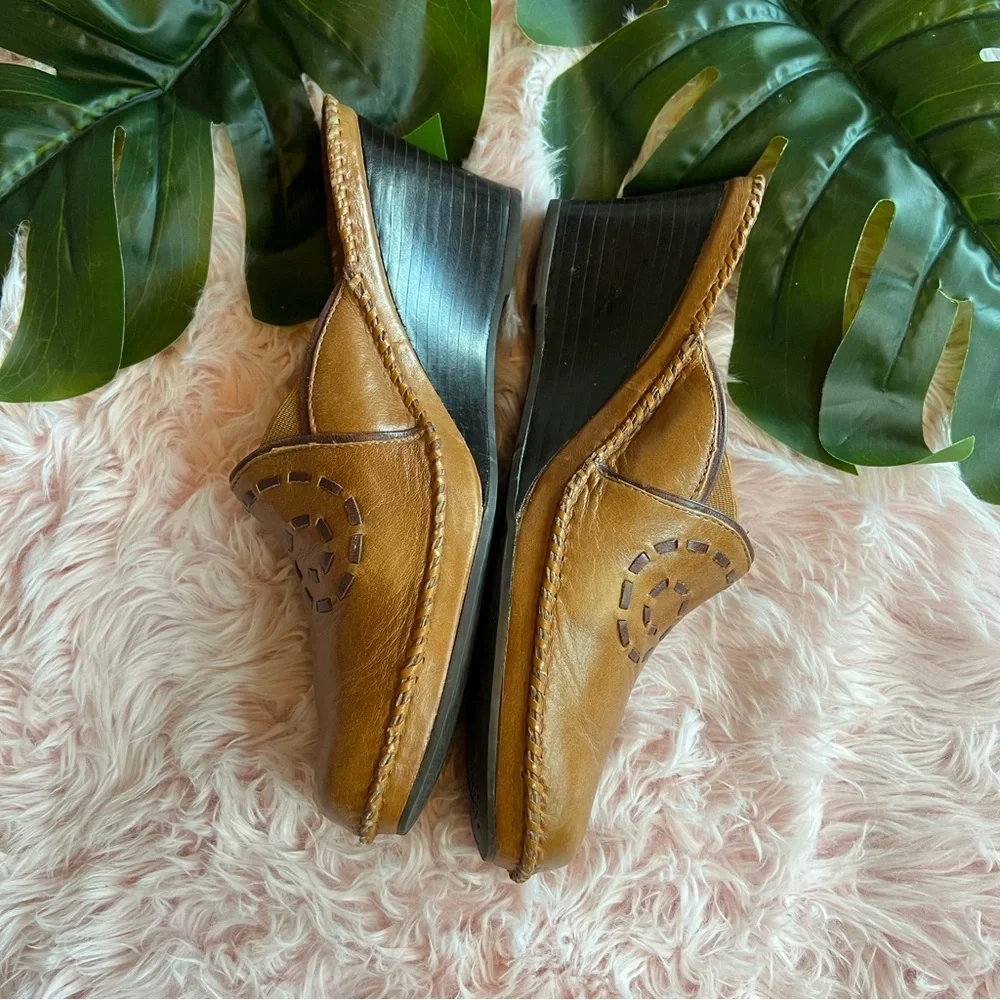 Clarks Artisan Collection Tan Brown Leather Slip On Wedge Clogs Mules Sz 9.5 M